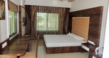HOTEL MARVEL INN & BANQUET HALL Room Type - DELUXE ROOM