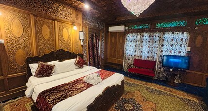 Light House Premium Houseboats Room Type - Luxury Room with Lake View