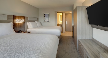 Holiday Inn Express Hotel & Suites Branson 76 Central, an IHG Hotel Room Type - 2 Queen Standard Balcony Poolside View