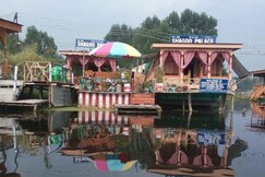 Young Shagoo Group of Houseboats