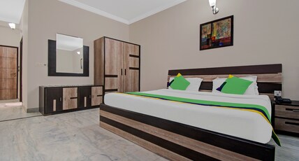 Treebo Maharaja Residency Family Hotel Room Type - Deluxe Room