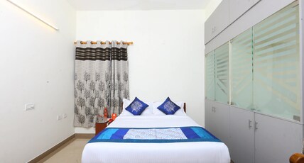 Hotel Shri Nivas (Near Navlakha Bus stand), Indore Room Type - Deluxe AC Room Hotel Shri Nivas (Near Navlakha Bus stand), Indore Room Type - Deluxe AC Room