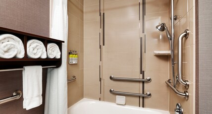 Holiday Inn Express Hotel & Suites Billings Room Type - 1 King Bed Suite Mobil Access Tub