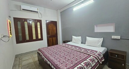 Saraogi Homestays Room Type - Deluxe Room