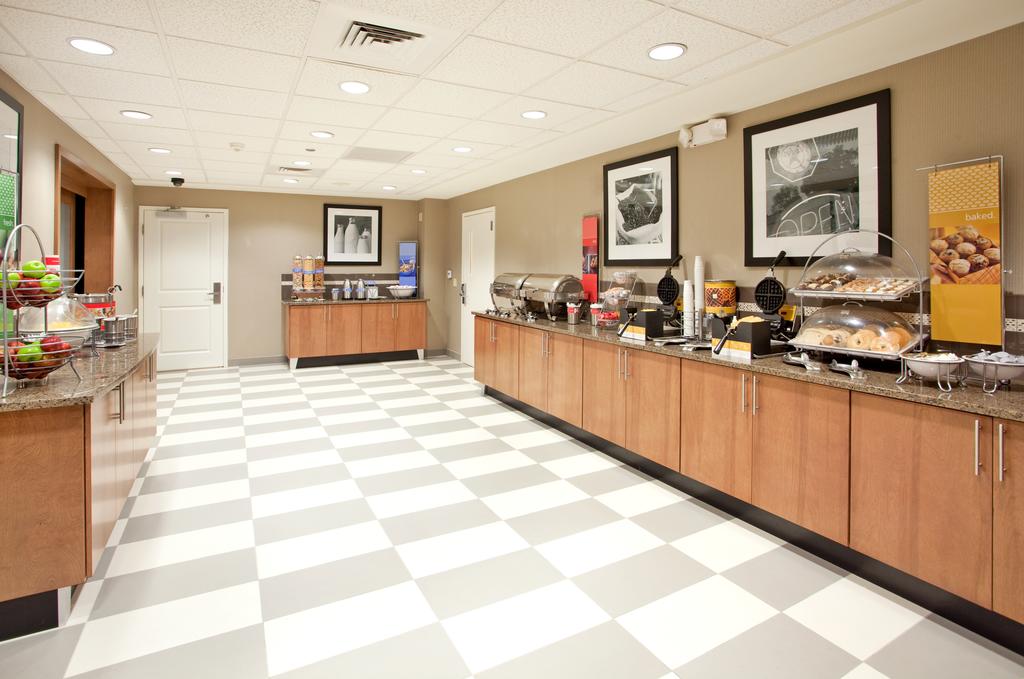 Hampton Inn & Suites - Glendale/Westgate - Tap to explore photos