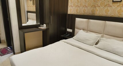 Hotel Golden Crown Room Type - Deluxe Room