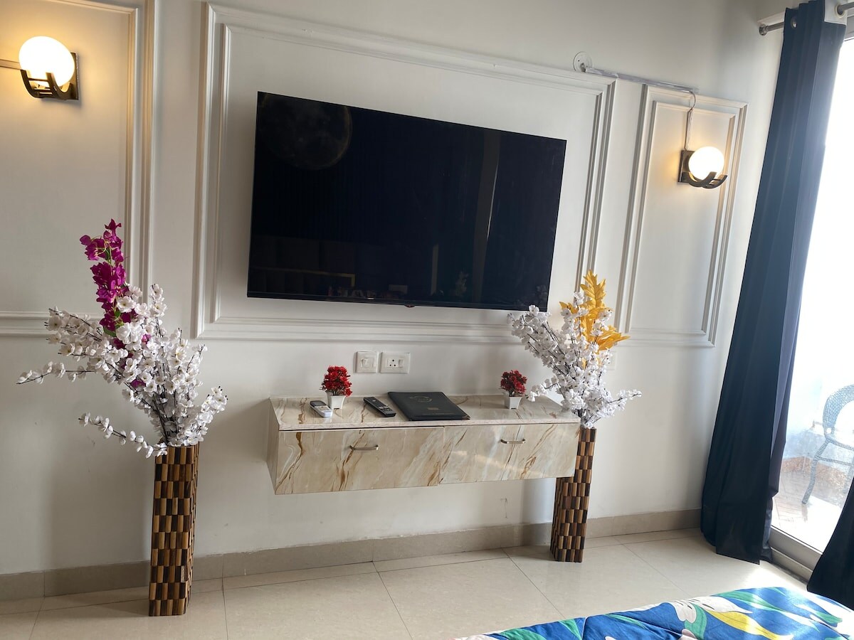 Lavish Studio Room Gaur City Center - Tap to explore photos