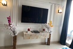 Lavish Studio Room Gaur City Center