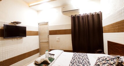 THE SEVEN SKY - By Sky Hotels & Homestays Room Type - Super Deluxe Double Rooms 