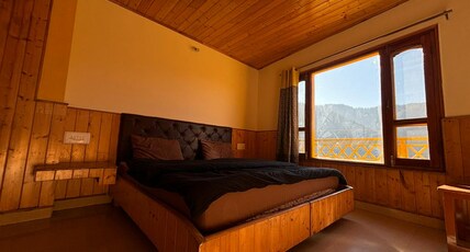 Misfits Hostel and Cafe Room Type - Private Room with Ensuite washroom
