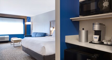 Holiday Inn Express & Suites Ann Arbor - University South Room Type - 1 King Standard Comm Access Roll Shwr