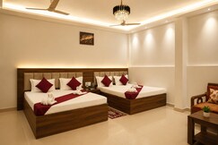 Jayaditya Palace 10 minutes walking from Shri Ram Mandir