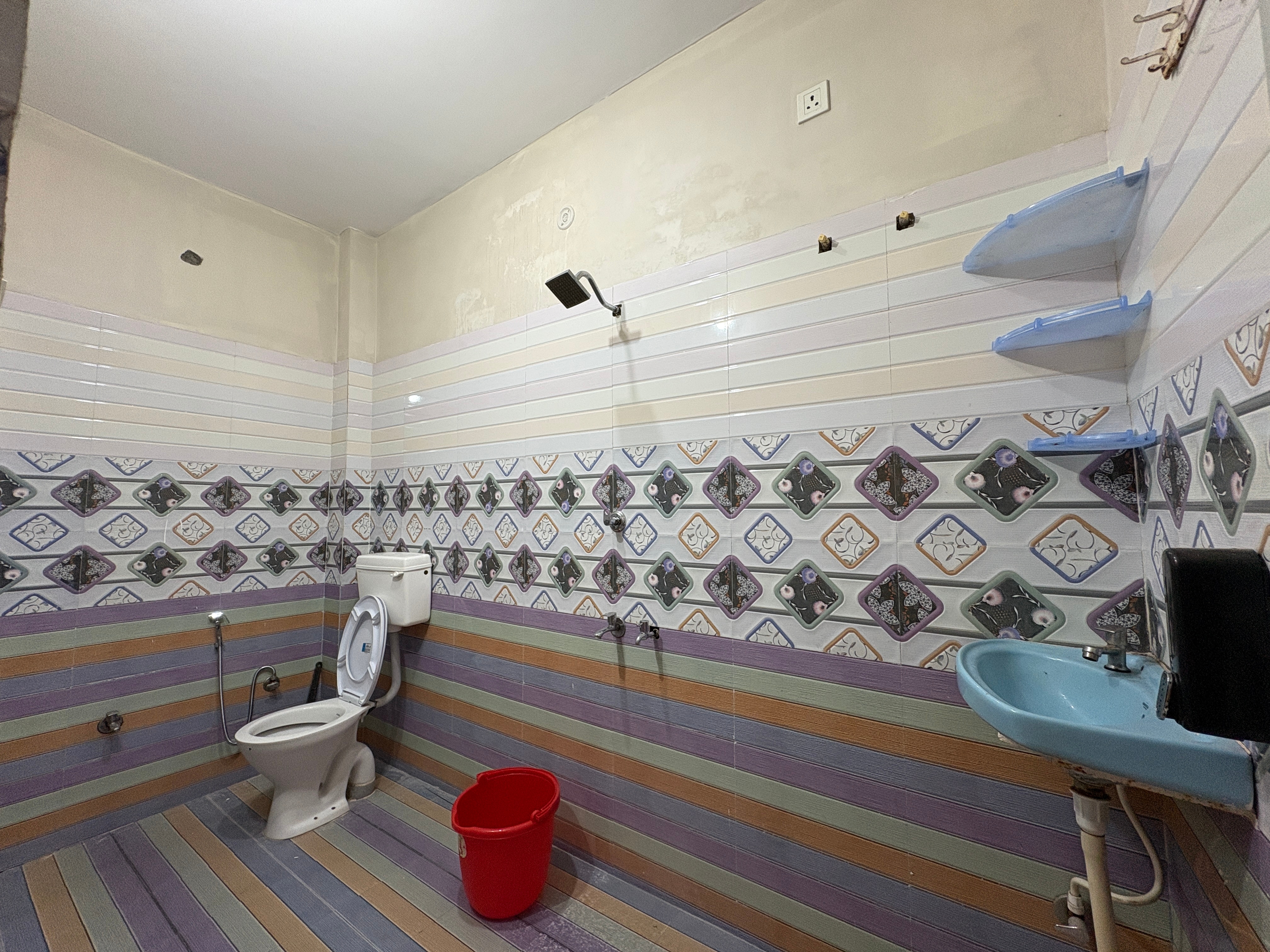 Peaceful 2BHK w/rooftop grass, 3min from Assi Ghat - Tap to explore photos
