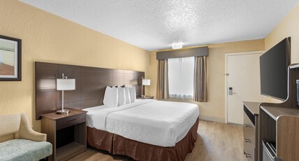 Best Western Space Shuttle Inn Room Type - Accessible - 1 King, Mobility Accessible, Roll In Shower, Parsons Table With Chairs, Non-Smoking, Fu Best Western Space Shuttle Inn Room Type - Accessible - 1 King, Mobility Accessible, Roll In Shower, Parsons Table With Chairs, Non-Smoking, Fu