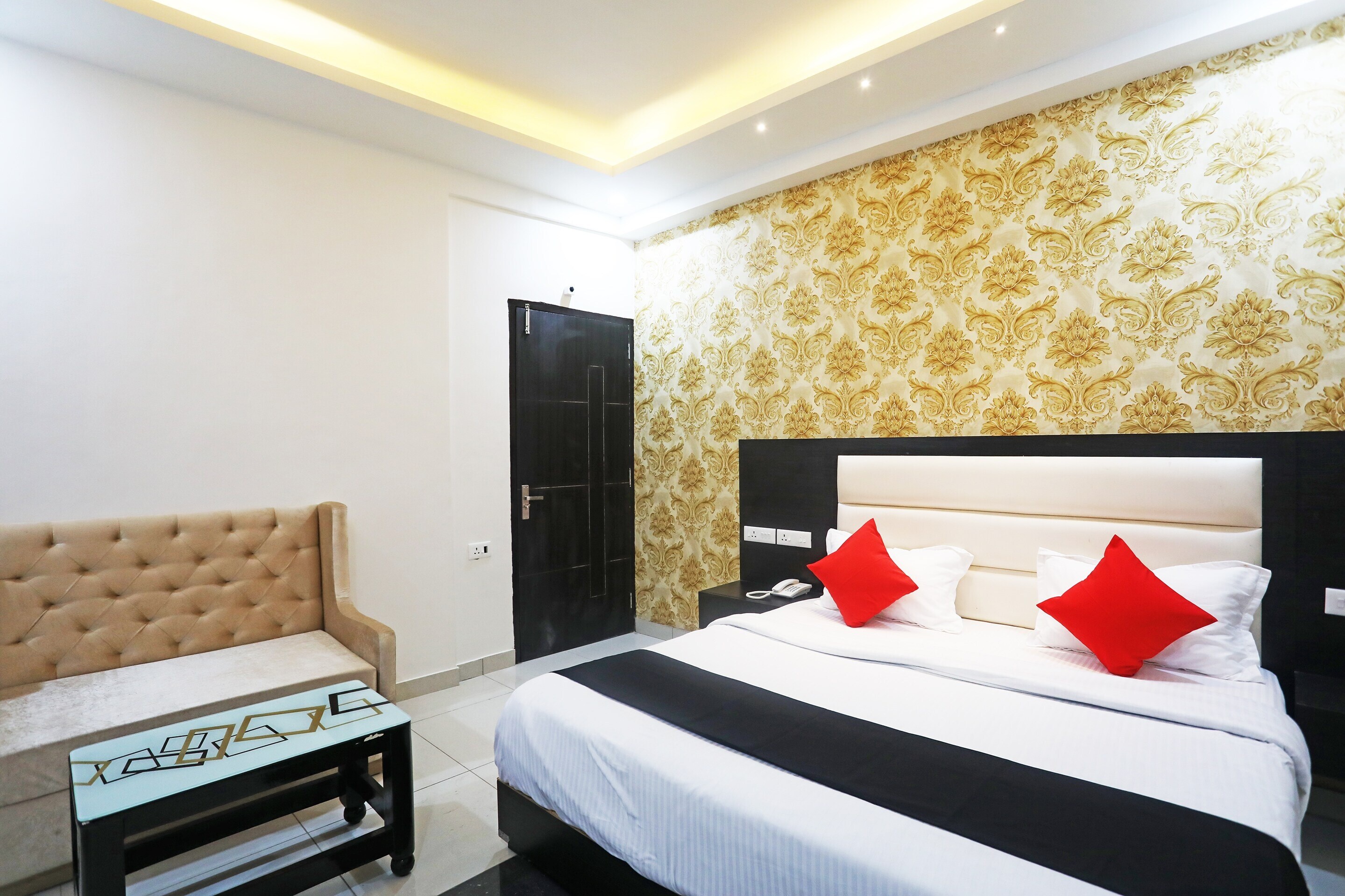 Live on MRT736 - Tap to explore photos