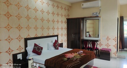 Hotel Yash Palace Room Type - AC DELUXE ROOM