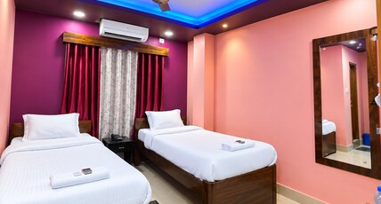 Das Hotel (5 minutes from Bagdogra Airport) Room Type - Deluxe Room (Twin Bed) Das Hotel (5 minutes from Bagdogra Airport) Room Type - Deluxe Room (Twin Bed)