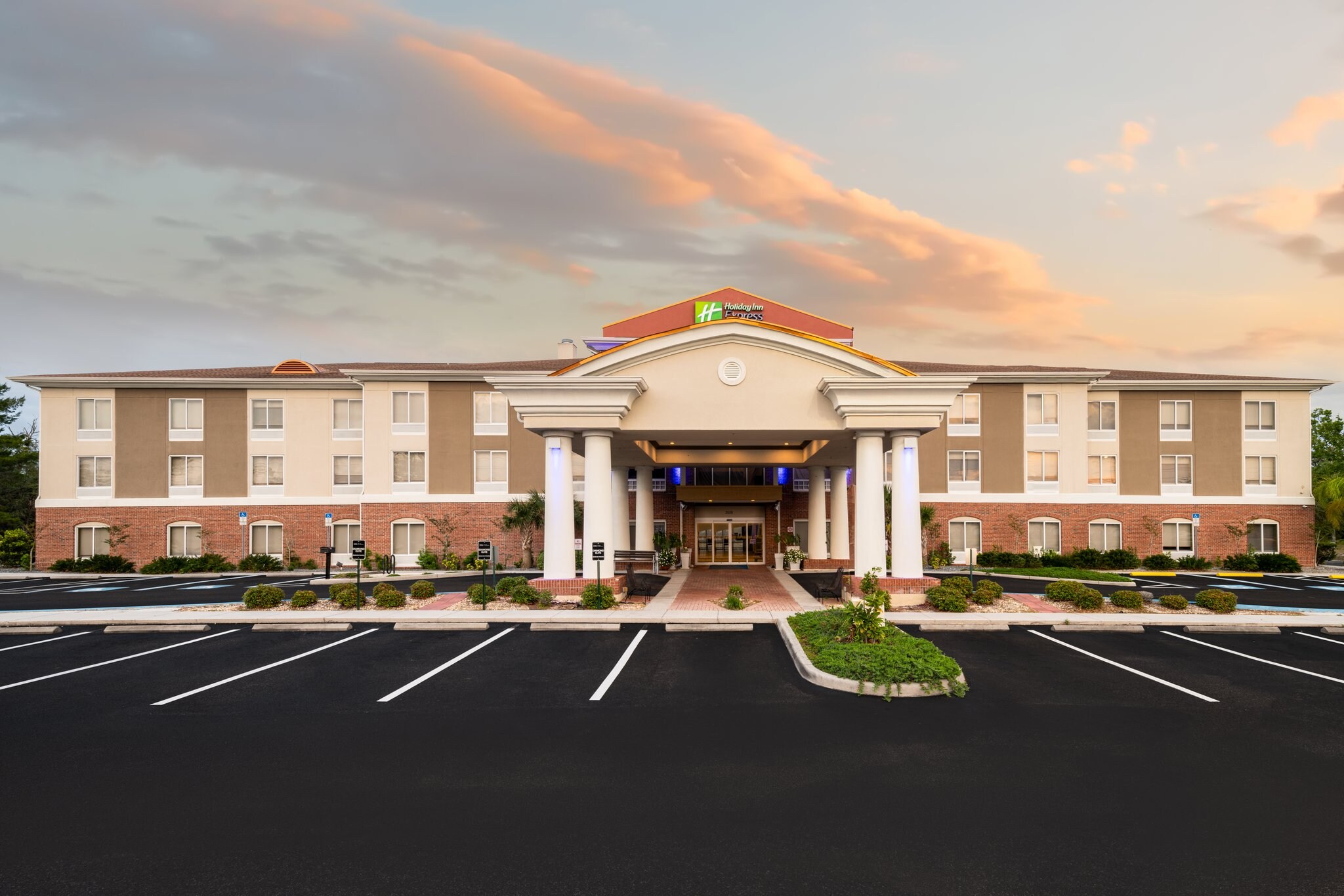 Holiday Inn Express Hotel & Suites Spring Hill - Tap to explore photos