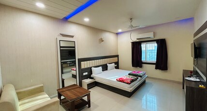 Hotel GR International Room Type - Deluxe King Room AC