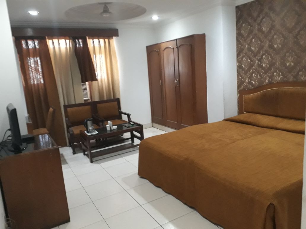 Deep Hotel - Tap to explore photos