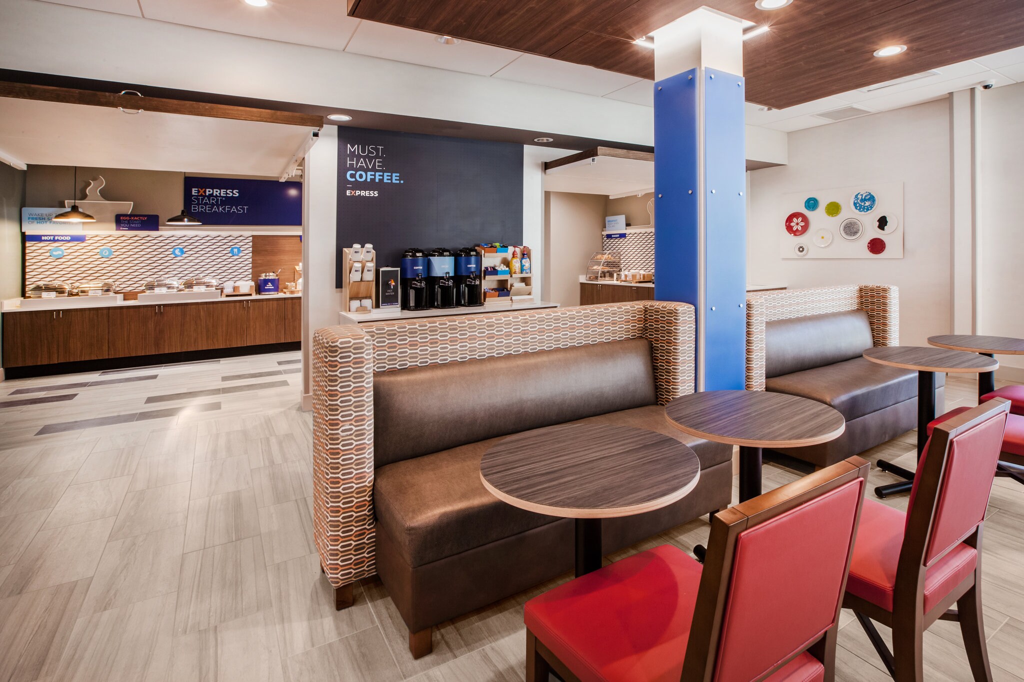 Holiday Inn Express & Suites CEDAR FALLS - WATERLOO - Tap to explore photos