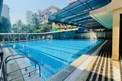 Home2 Renaissance Club