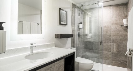 Crowne Plaza Moncton-Downtown, an IHG Hotel Room Type - 1 King Junior Suite High Floor Jetted Tub