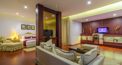 Park Regis Room Type - Pool Facing Royal Suite with Balcony and Bathtub