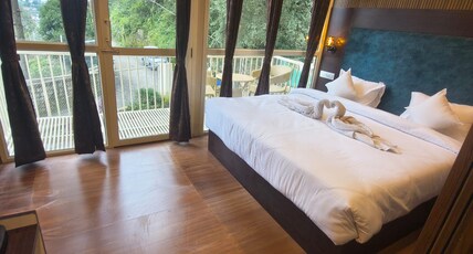 BONFIRE: LAKEVIEW TREEHOUSE Room Type - JUNIOR LAKEVIEW SUITE