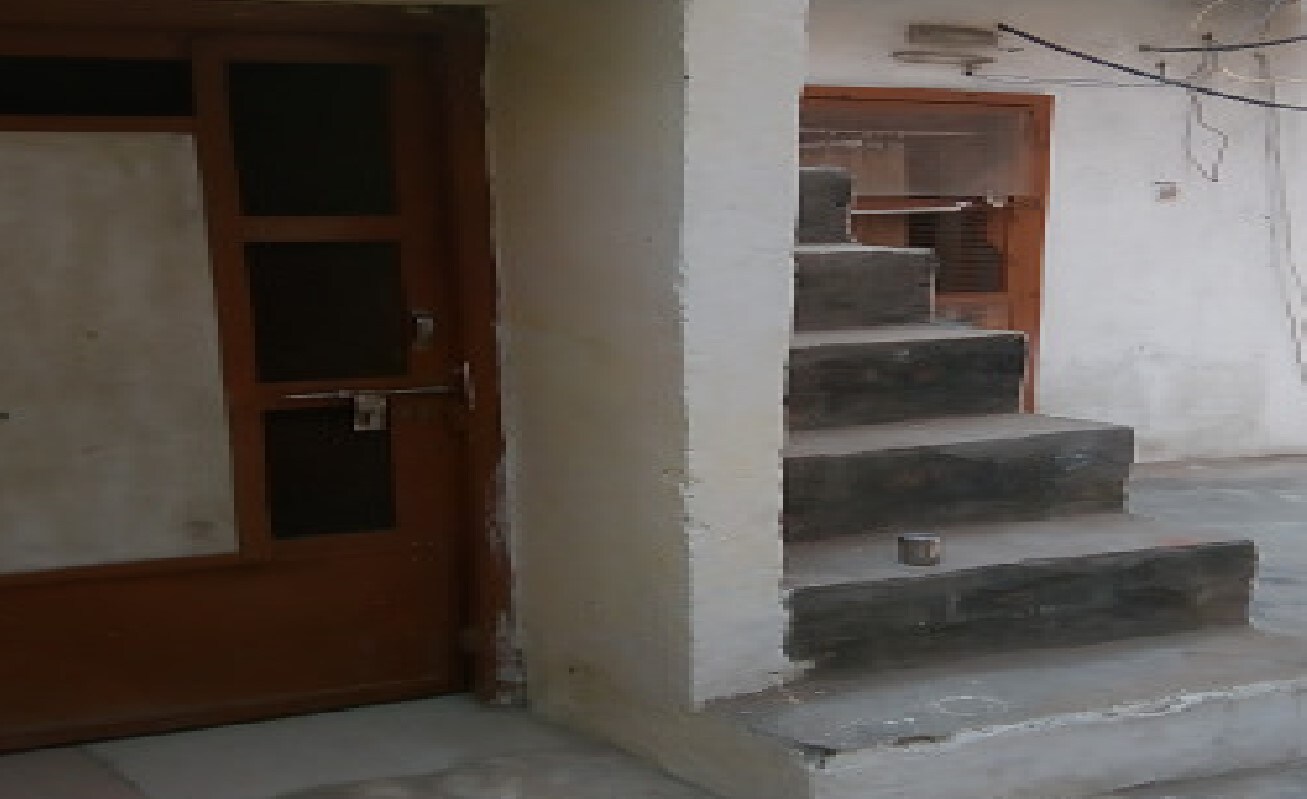 Om Namah Shivay Paying Guest House - Tap to explore photos