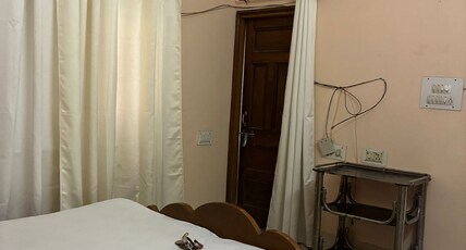 Div Estate : Homestay in Dehradun Room Type - Cozy Small Room - First Floor