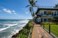S cliff Black Beach Resort