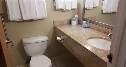 Holiday Inn Express Hotel Pittsburgh-North/Harmarville Room Type - 1 Queen Standard Mobility Accessible Tub