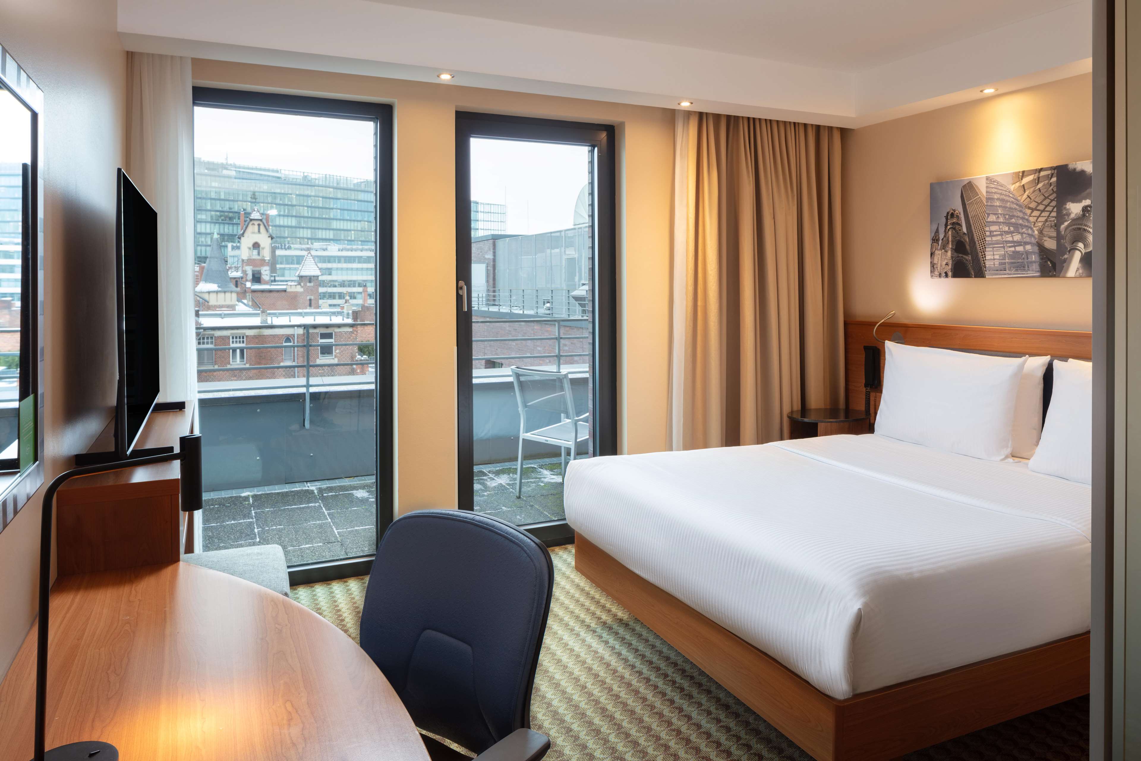 Hampton by Hilton Berlin City West - Tap to explore photos