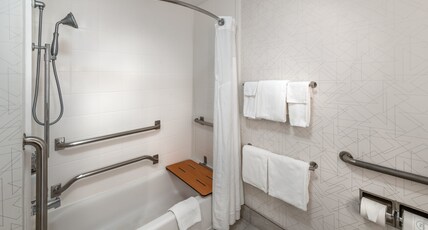 Holiday Inn Express WINNEMUCCA Room Type - 1 King Bed Standard Mobil Access Tub