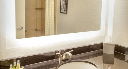 DoubleTree by Hilton Hotel Charlottesville Room Type - 2 QUEEN BEDS