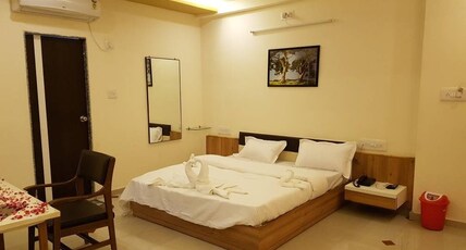 HOTELTULSI AND GUEST HOUSE Room Type - Deluxe Room