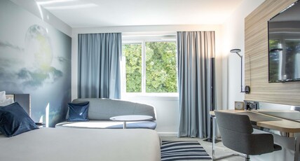 Novotel Valence Sud Room Type - Superior N Room with queen-size bed, modern and designer equipment