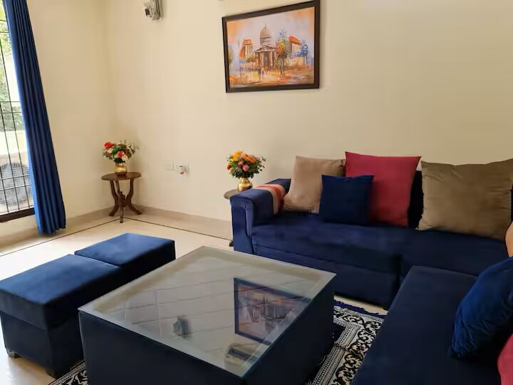 Modern Park Facing 3BR East Of Kailash Metro 100M - Tap to explore photos