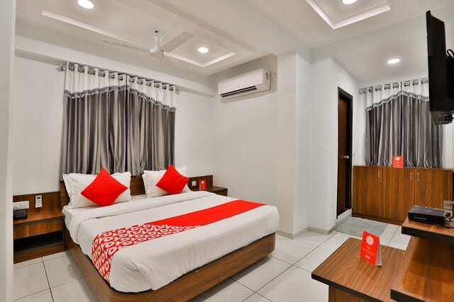 Hotel Everest - Tap to explore photos