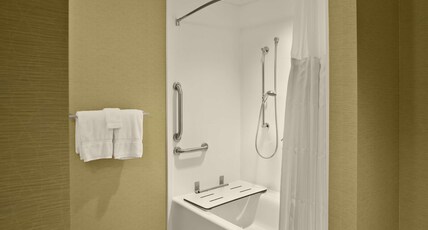 Hilton Garden Inn Akron Room Type - 1 KING ACC RM W BATHTUB