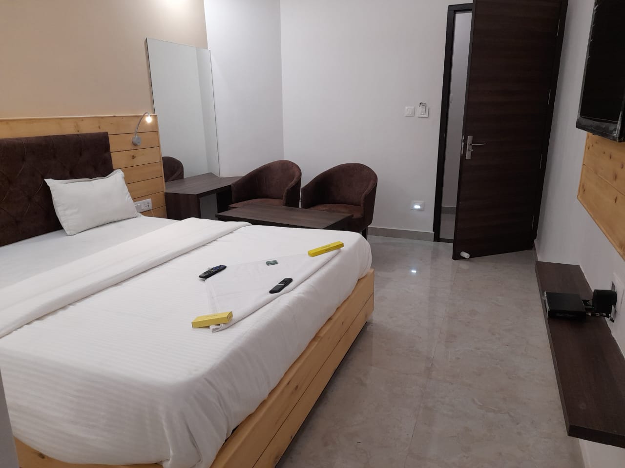 ORACLE INN - Tap to explore photos