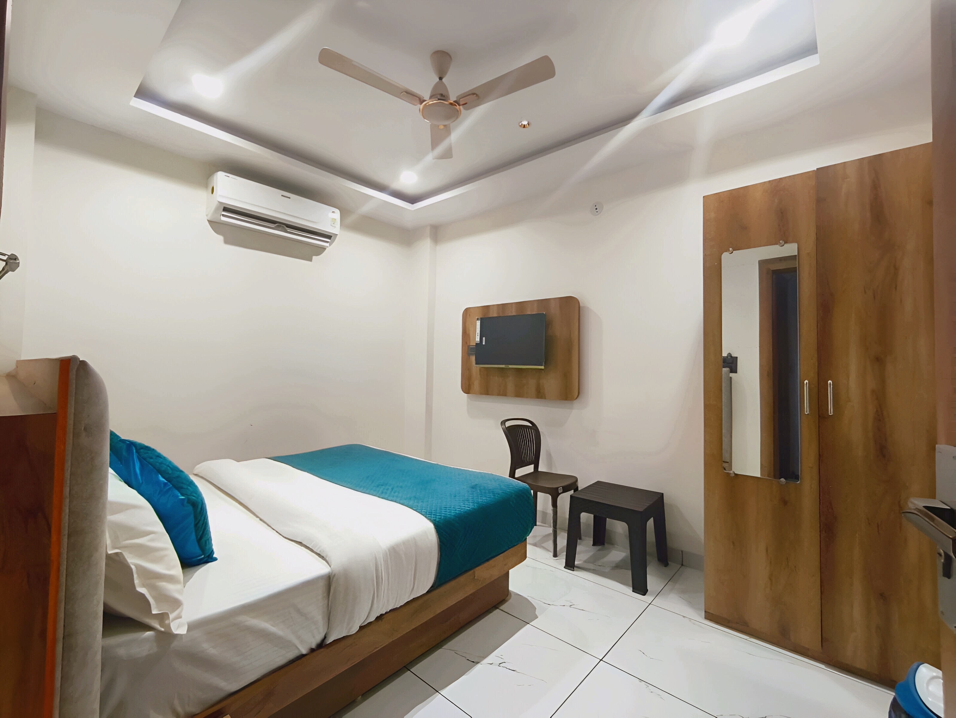 Hotel Venzaa Vijay Nagar - Tap to explore photos
