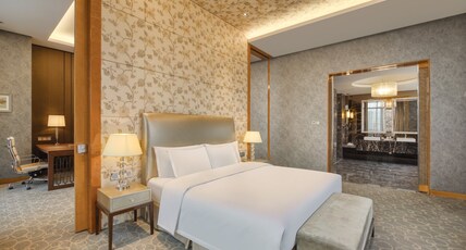 Crowne Plaza Beijing Chaoyang U-Town, an IHG Hotel Room Type - 1 King Bed Junior Suite Lounge Access