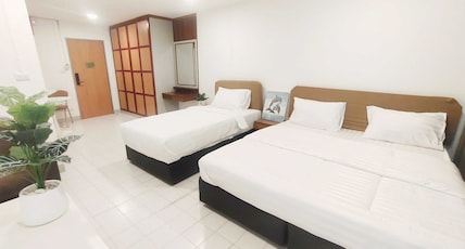 OYO 75446 Travis Inthamara 49 Room Type - Thailand Triple Suite