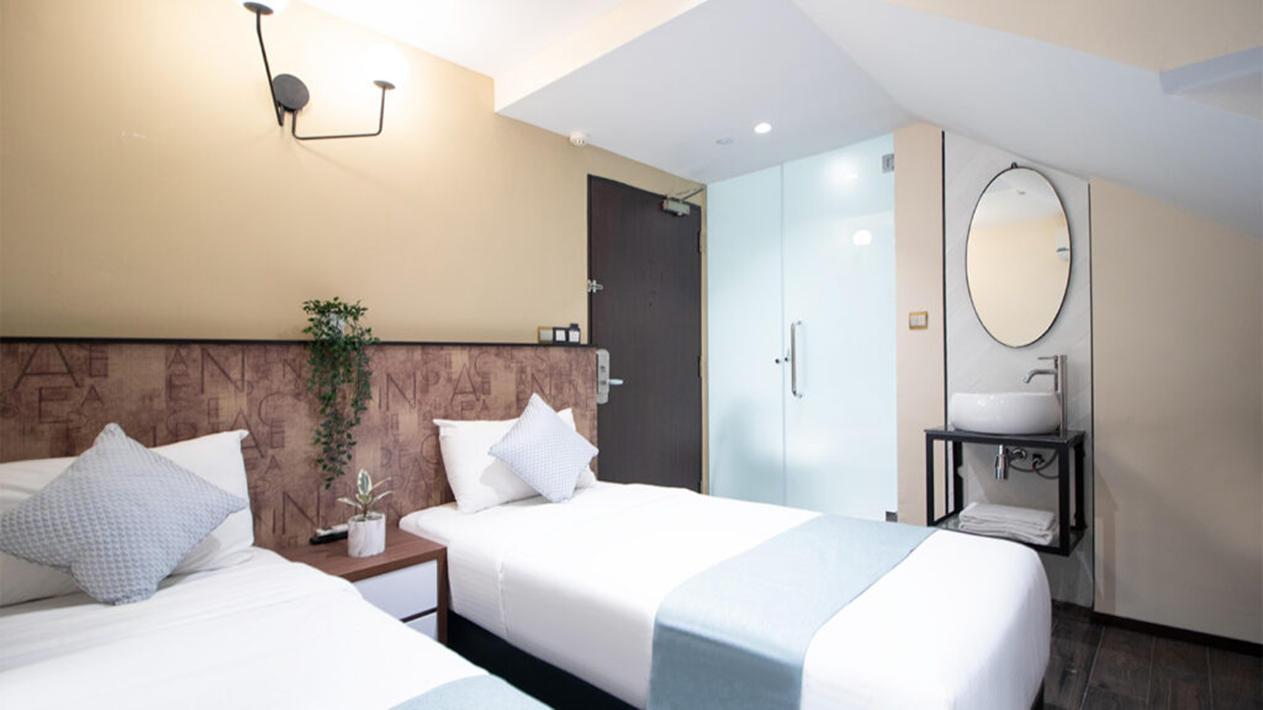 Hotel Calmo Hamilton - Tap to explore photos