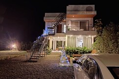 Escape Farm luxe Villa with pool and amazing views