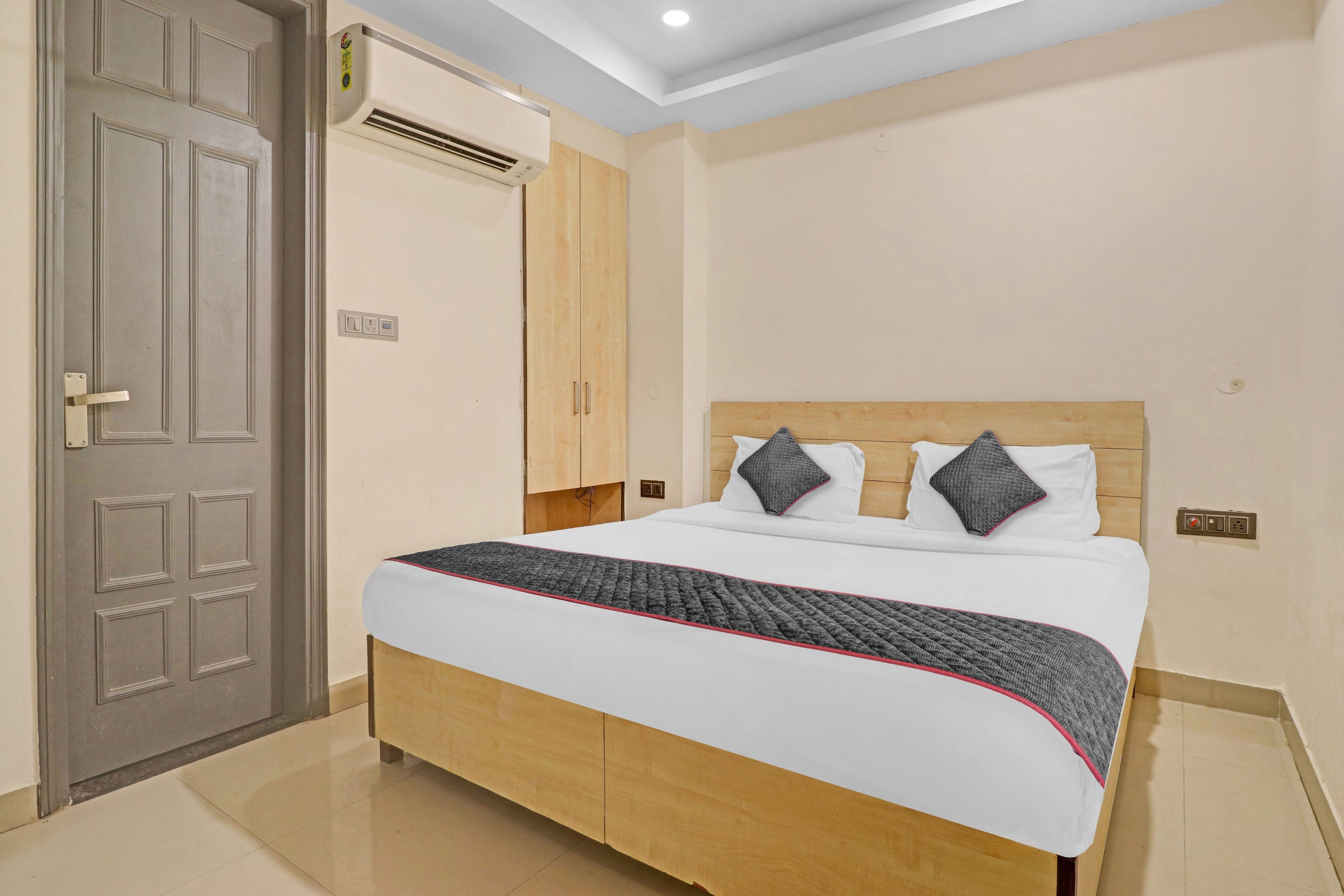 Super Townhouse Rama Hotel - Tap to explore photos