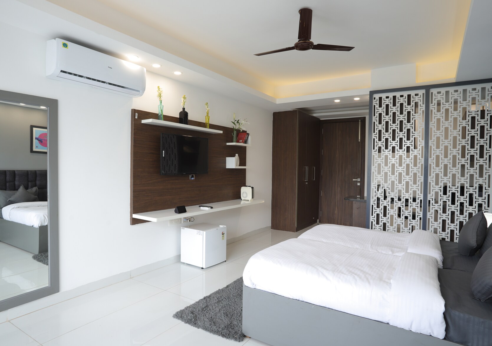 Housr 54 Suncity near Golf Course Road - Tap to explore photos