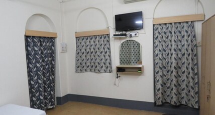 Shaw Guest House Kolkata Room Type - Family Room Non-Attached Toilet Ac